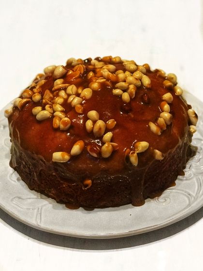 Банановый пирог с карамелью и орехами