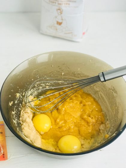 Банановый пирог с карамелью и орехами