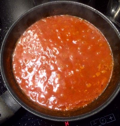 Паста с цуккини, болгарским перцем, помидорами, тушёнкой, чесноком и зеленью в томатном соусе?