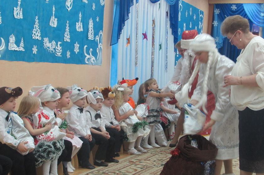 Новогодний праздник в младшей группе