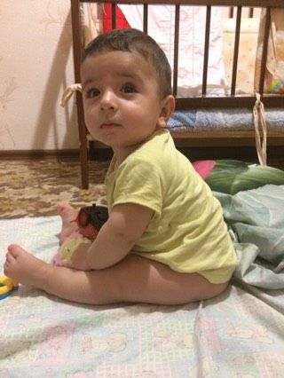 Сутулится