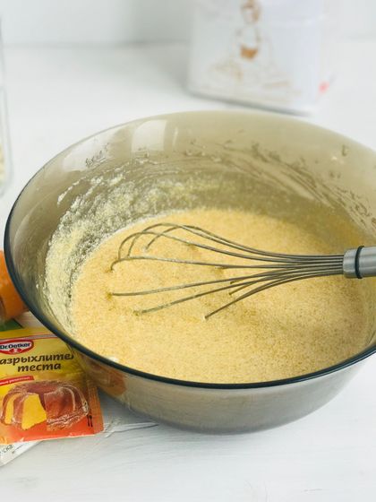 Банановый пирог с карамелью и орехами