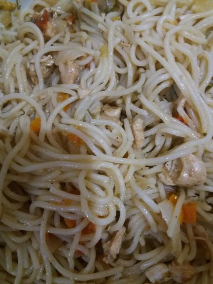 Спагетти с соусом и овощами