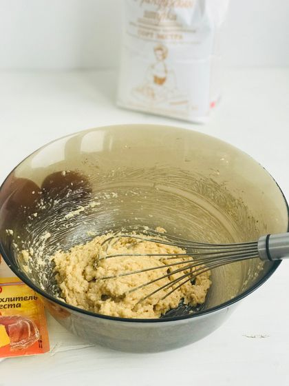 Банановый пирог с карамелью и орехами
