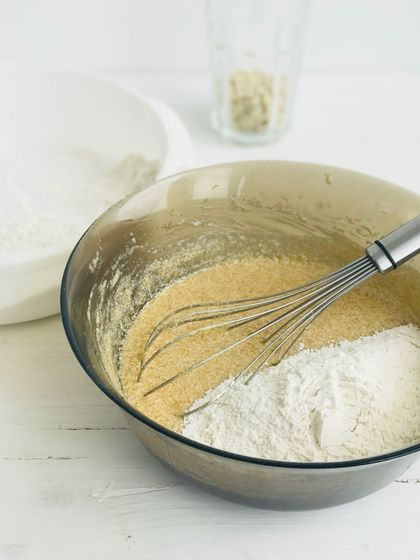 Банановый пирог с карамелью и орехами