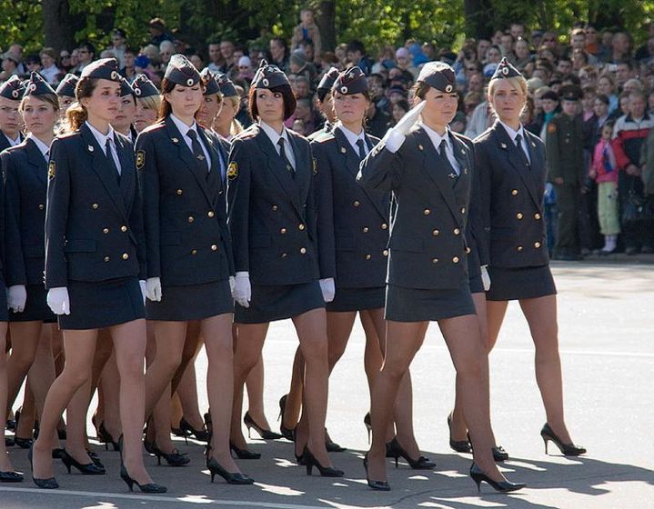 СТОИТ ЛИ ПЛЕМЯННИЦЕ ИДТИ СЛУЖИТЬ В ПОЛИЦИЮ??? И БЛИЗКИЕ МУЖЧИНЫ ГОВОРЯТ,ЧТО НЕ ЖЕНСКОЕ ЭТО ДЕЛО, В ПОЛИЦИИ - В ЮБКЕ ХОДИТЬ)))