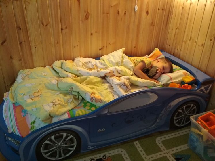 Привезли нам вчера кровать