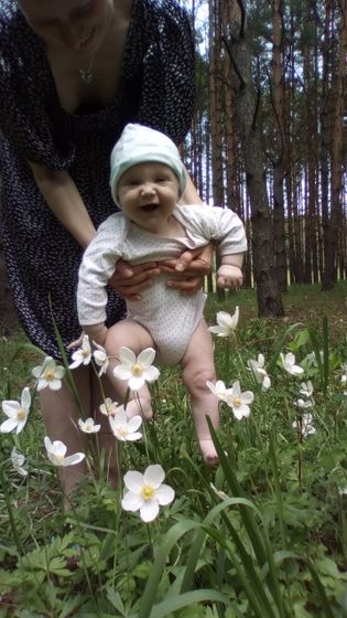 Ребетеныш рано пытается ходить...