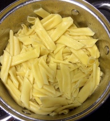 Паста с цуккини, болгарским перцем, помидорами, тушёнкой, чесноком и зеленью в томатном соусе?