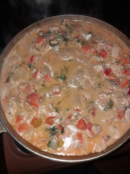 Спагетти с соусом и овощами