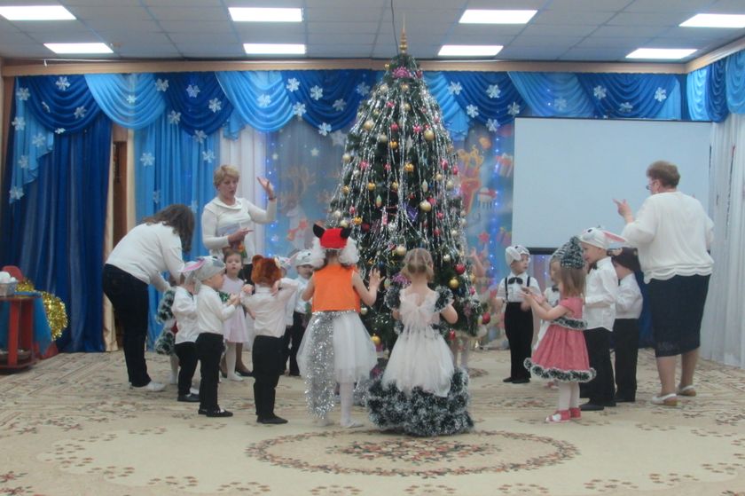 Новогодний праздник в младшей группе