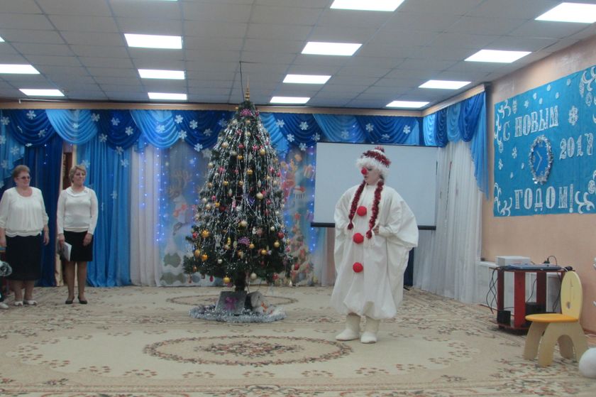 Новогодний праздник в младшей группе