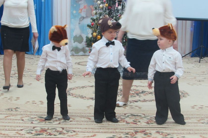 Новогодний праздник в младшей группе