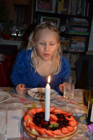 Семейное празднование 7-летия умной,красивой,любимой,совсем не нежной девочки,девочки,которая,скорее,буйный метеор,чем милая пр…