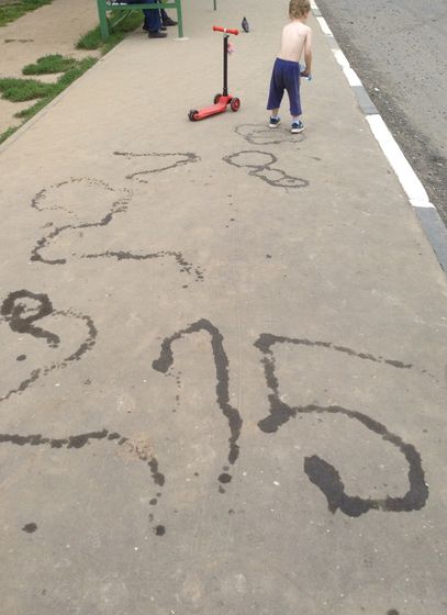 Рисуем водой на асфальте. Нам 4 года.