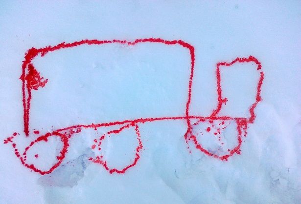 Рисуем водой на асфальте. Нам 4 года.