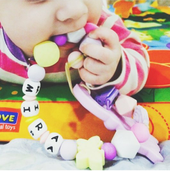 Моя визитка? Именные аксессуары из пищевого силикона для мам и малышей!