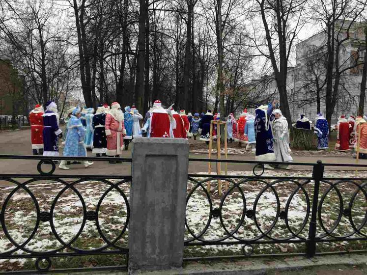 Дед морозы гуляют
