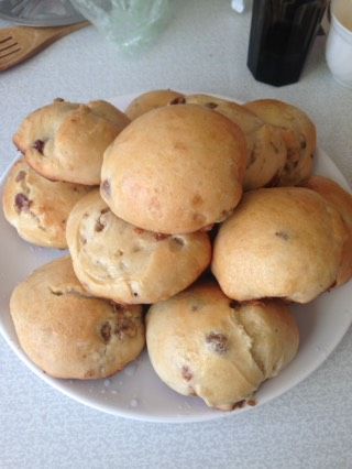 Впервые испекла булочки с изюмом.