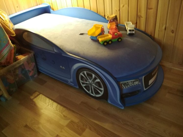 Привезли нам вчера кровать
