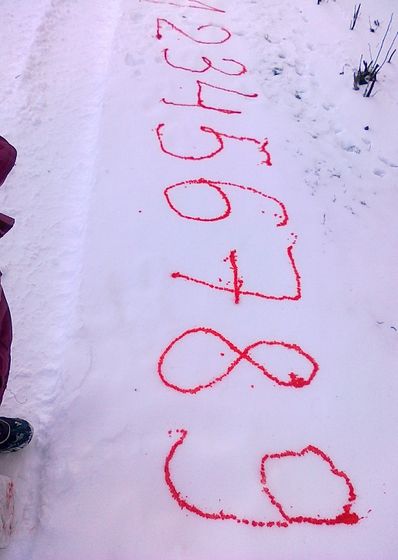 Рисуем водой на асфальте. Нам 4 года.