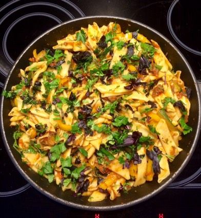 Паста с цуккини, болгарским перцем, помидорами, тушёнкой, чесноком и зеленью в томатном соусе?