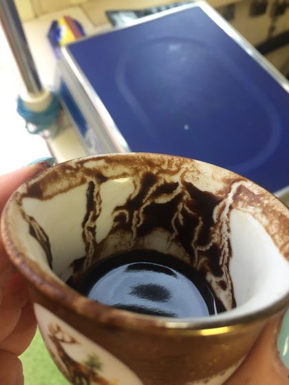 А умеет кто гадать на кофейной гуще?