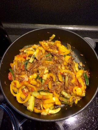 Паста с цуккини, болгарским перцем, помидорами, тушёнкой, чесноком и зеленью в томатном соусе?