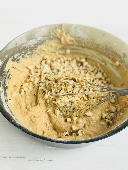 Банановый пирог с карамелью и орехами