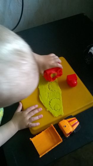 Игры с пластилином для самых маленьких