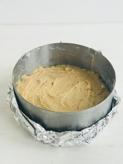 Банановый пирог с карамелью и орехами