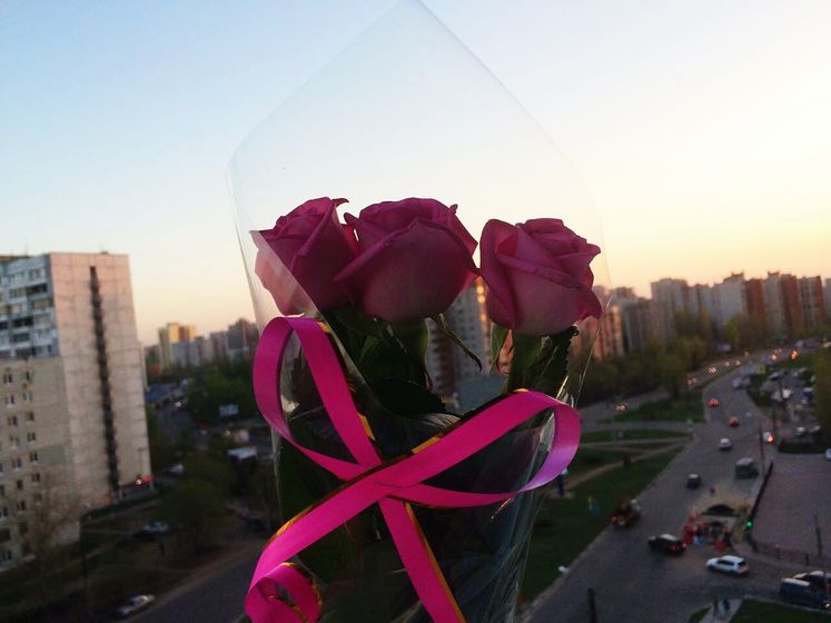 Любимый завалил цветами