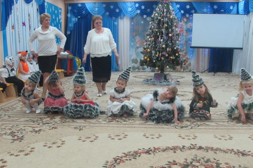 Новогодний праздник в младшей группе