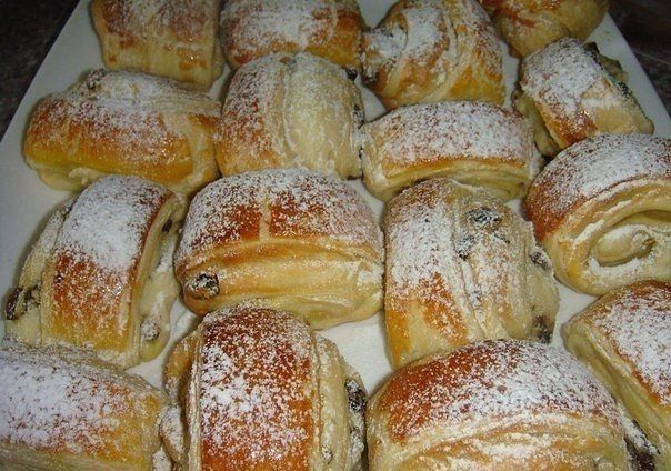 Слойки с творогом и изюмом