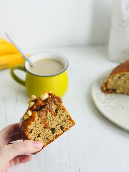 Банановый пирог с карамелью и орехами