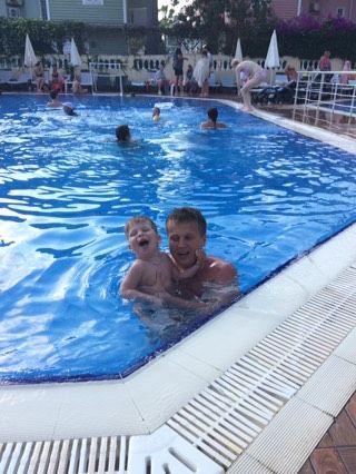 Наш отпуск проходит спокойно)