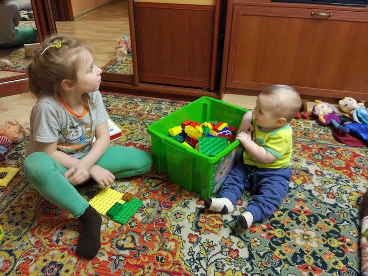 Одинокая, больная женщина с детьми
